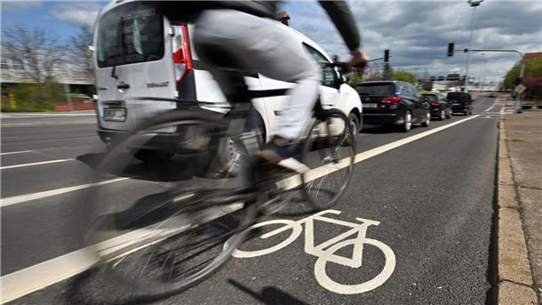 Zehn Klima-Signale, die - ein bisschen - Hoffnung geben Fahrradspur neben einer Autostraße. Das Fahrradklima in Deutschland ändert sich nur langsam.