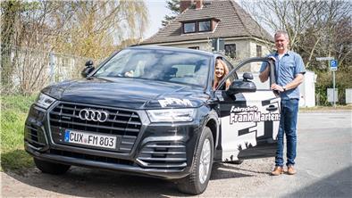 Fahrschul-Chef Frank Martens und Fahrschülerin Lea Haaren warten auf einen Termin für die praktische Prüfung.