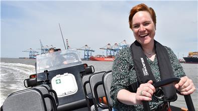 Fahrspaß auf der Weser: Reporterin Maike Wessolowski (Foto) hat den neuen Freizeitspaß getestet.