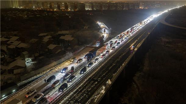 Schnee und Eis lassen Reisende in China stranden Fahrzeuge stecken auf einer Schnellstraße am Stadtrand von Wuhan fest: In Zentral- und Ostchina fiel viel Schnee.
