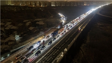 Fahrzeuge stecken auf einer Schnellstraße am Stadtrand von Wuhan fest: In Zentral- und Ostchina fiel viel Schnee.