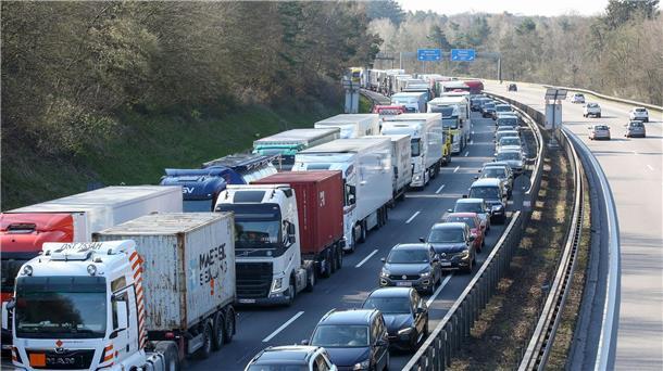 Fahrzeuge stehen auf der A7 im Stau.