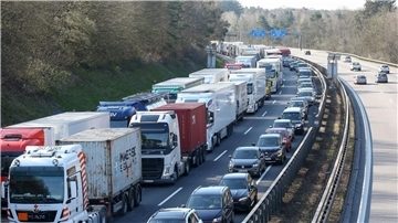 Fahrzeuge stehen auf der A7 im Stau.