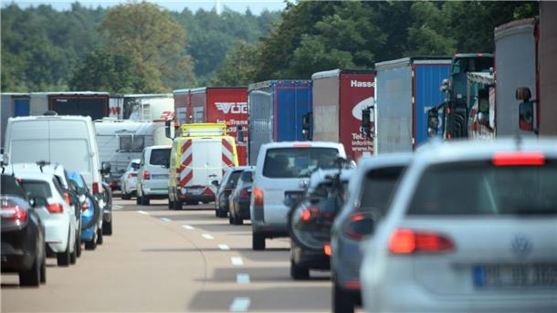 Schwere Unfälle auf der A2 - Autobahn im Visier der Polizei Fahrzeuge stehen auf der Autobahn A2 wegen eines Verkehrsunfalls im Stau und haben eine Rettungsgasse gebildet.