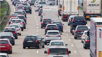 Fahrzeuge stehen auf einer Autobahn im Stau.
