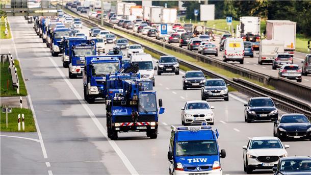 THW schickt Brückenbau-Team nach Slowenien Fahrzeuge verschiedener bayerischer Ortsverbände des THW fahren mit Materialien zum Brückenbau über die Autobahn 8 in Richtung Slowenien.