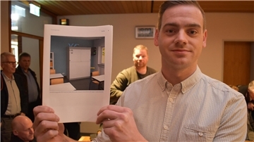 Falko Böseler von der Installationsfirma aus Stadland zeigt ein Prospekt-Bild der Lüftungsgeräte, mit denen Stadlands Schulen und Kitas ausgestattet werden sollen. 