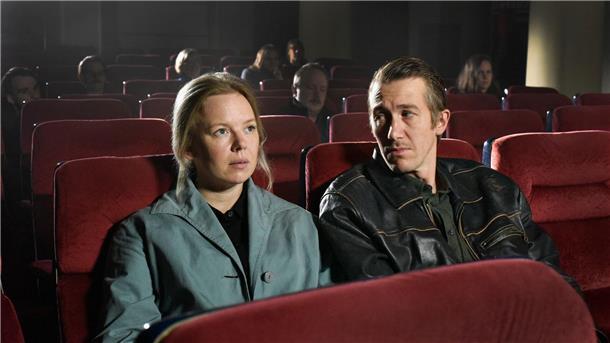 Neuer Film von finnischem Kultregisseur Aki Kaurismäki „Fallende Blätter“: Jussi Vatanen (r) als Holappa und Alma Pöysti als Ansa im Kino.