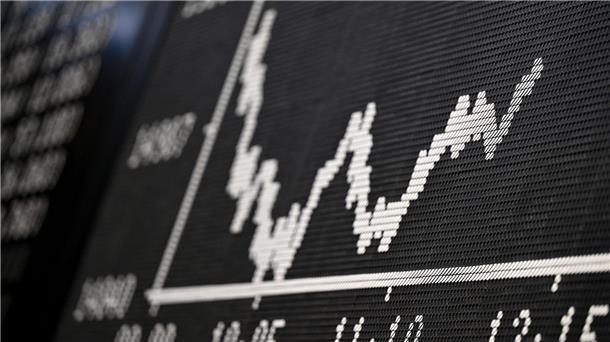 Fallende Dax-Kurve an der Frankfurter Wertpapierbörse. Viele Reiche rund um den Globus haben im vergangenen Jahr den Einbruch der Aktienmärkte zu spüren bekommen.