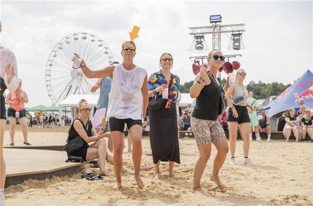 Deichbrand 2024: Das sind die schönsten Bilder vom Festival-Freitag Falls man sich mal verliert, ist diese Kopfbedeckung mit Sicherheit hilfreich.
