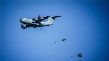 Fallschirmjäger der Bundeswehr von der Division Schnelle Kräfte und anderen Nato-Verbündete üben die schnelle militärische Reaktion mit Fallschirmjägern.