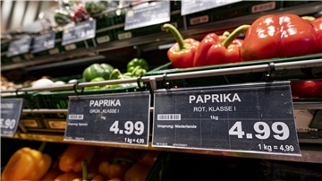 Preisschilder in einem Supermarkt