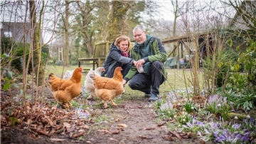Familie Allhusen in Drangstedt freut sich schon auf die Besucher zur „Offenen Gartenpforte“ im Juni. Die Gäste aus der Region werden nicht nur die Spielarten eines liebevoll gestalteten Wildgartens erleben, sondern auch die fünf Hühner, die Kerstin und Peter Allhusen auch an diesem Morgen füttern.