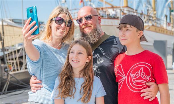 Ein Hoch auf euch! Das sind die Besucher der Maritimen Tage in Bremerhaven (Fotos) Familie Holzmann-Jäger aus Hessen machen Urlaub in der Region und sind zufällig auf die Maritimen Tage gekommen.