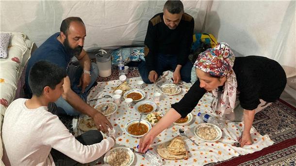 Düstere Stimmung: Ramadan in der Erdbebenregion Familie Kaplan begeht das erste Fastenbrechen in ihrem Zelt in Adiyaman.