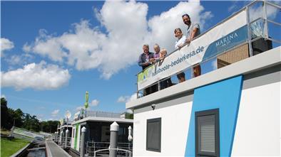 Familie Koller aus Hagen fühlt sich wohl auf dem Hausboot am Beerster See. Gemeinsam mit Hans-Joachim Frost (links), Geschäftsführer der Marina Am See, genießen die vier Gäste aus Nordrhein-Westfalen den Ausblick vom Sonnendeck.
