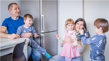 Aus Butscha und Irpin im März 2022 nach Bremerhaven geflüchtet: Roman und Valentyna Nahorskyi mit den Drillingen Myroslav, Melaniia und Matveii