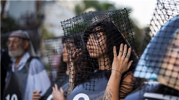 Familie und Angehörige der von der Hamas entführten Deutschen demonstrieren vor der deutschen Botschaft in Tel Aviv für ihre Freilassung.