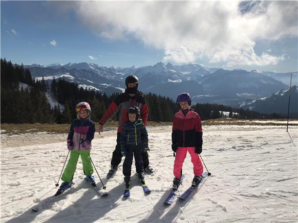 Grußbrücke: Nach Shanghai nun frische Bergluft genießen Familie van Wyk beim Skifahren.