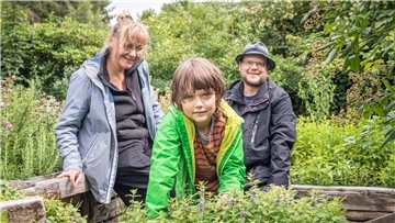 Familie Weikusat in ihrem Naturgarten-Paradies, das sie gemeinsam mit zwölf anderen Erwachsenen und Kindern bewirtschaften. Der Garten ist für die Familie – besonders seit der Corona-Pandemie – ein wichtiger Erholungsort geworden.
