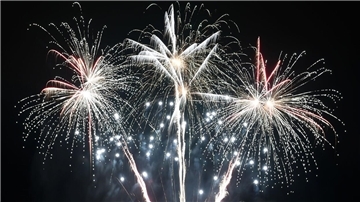 Silvesterraketen am Nachthimmel. 