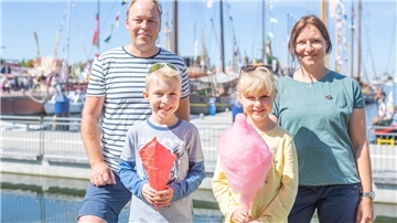Familien spüren besonders, dass das Leben teurer geworden ist, auch die Fetzers aus Stuttgart, bestehend aus Papa Oliver und Mama Melanie mit den Kindern Benni (9) und Hanna (7). Foto: Hartmann