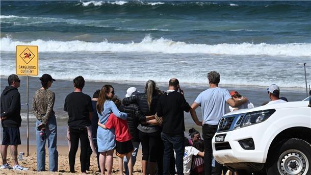 Familienangehörige und Freunde trauerten am Strand um das Opfer.