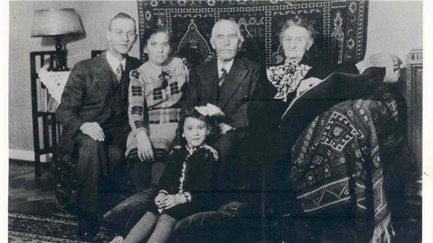 Familienfoto: Erich und Maria Kleeberg mit Tochter Ruth und Großeltern Frieda und Hermann Kleeberg, aufgenommen 1940 zur Einschulung von Ruth.
