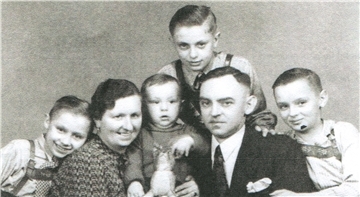 Familienfoto von 1944 (von links): Günter, Mutter Martha, Dieter, Werner, Vater Willi und Horst G. Ansorge als Zehnjähriger.