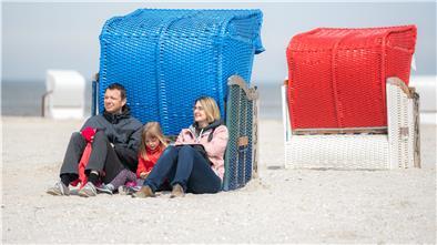 Urlauber an der Nordsee Familie am Strandkorb