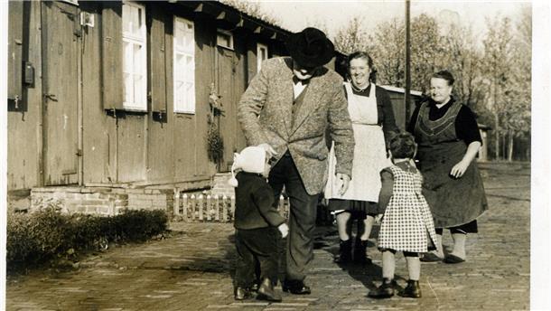 Bis in die 60er Jahre wohnen in der Wesermarsch Familien in Baracken Familienleben vor den ehemaligen Reichsarbeitsdienst-Baracken in Rodenkirchen.
