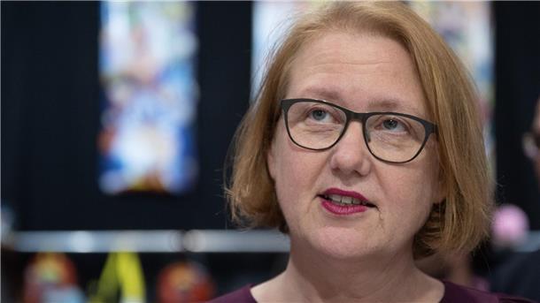 Paus: „Gewalt hat nichts mit Liebe zu tun“ Familienministerin Lisa Paus will die Zahl der Frauenhäuser und Beratungsstellen mit den Ländern ausbauen, denn immer noch gebe es viel zu wenig Plätze für die Betroffenen.
