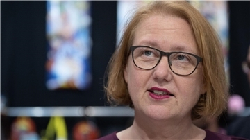 Familienministerin Lisa Paus will die Zahl der Frauenhäuser und Beratungsstellen mit den Ländern ausbauen, denn immer noch gebe es viel zu wenig Plätze für die Betroffenen.