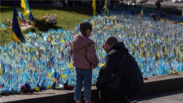 Krieg gegen die Ukraine: So ist die Lage Familienmitglieder besuchen in Kiew das Denkmal für ukrainische Soldaten, die im Krieg gegen Russland gefallen sind.