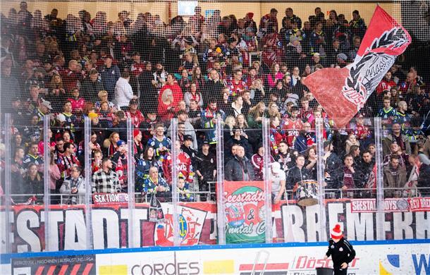 Fanblock der Pinguins sorgt bereits vor Spielbeginn für gute Stimmung in der Eis...