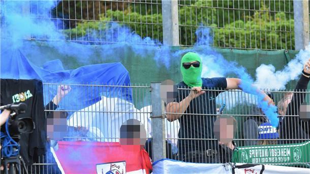 Ein Bremerhavener Fan mit Pyrotechnik.