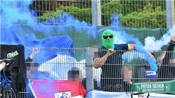 Ein Bremerhavener Fan mit Pyrotechnik.