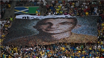 Fans aus der Ukraine haben mit einem Banner auf den Angriffskrieg Russlands aufmerksam gemacht.