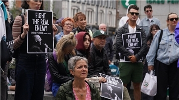 Fans beim Gedenken zum Gedenken an die verstorbene Sängerin Sinéad O’Connor in Dublin.