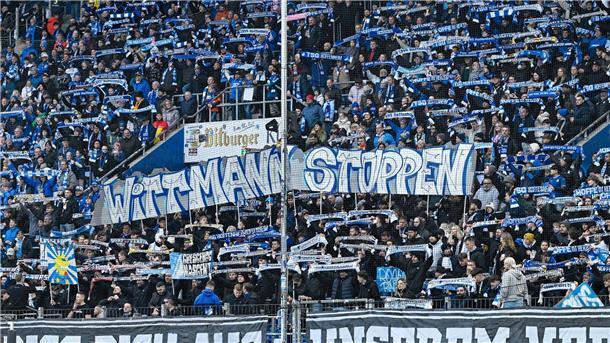 Fans der TSG Hoffenheim zeigten beim Heimspiel gegen RB Leipzig ihren Unmut über Spielerberater Roger Wittmann.
