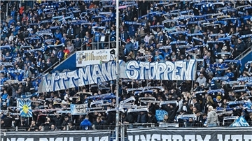 Fans der TSG Hoffenheim zeigten beim Heimspiel gegen RB Leipzig ihren Unmut über Spielerberater Roger Wittmann.