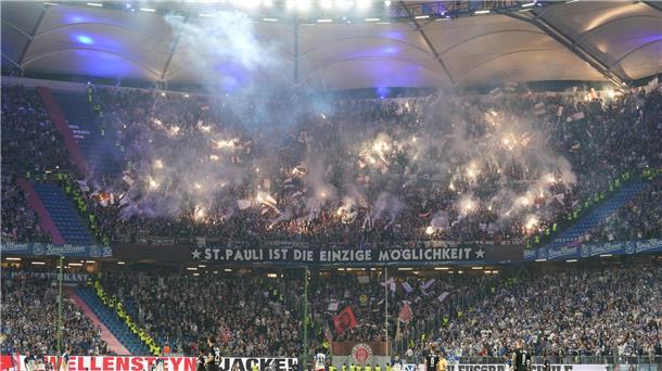 Hamburgs Nummer eins: St. Pauli besiegt HSV mit 2:0 Fans des FC St. Pauli brennen auf der Tribüne Pyrotechnik ab.