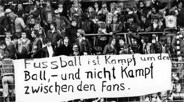 Fans des SV Werder Bremen zeigen bei einem Spiel kurz nach dem Tod von Adrian Maleika im Oktober 1982 in Bremen ihre Anteilnahme am Tod des Werder-Fans.