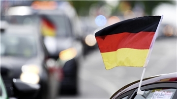 Fußballfans mit Flagge am Auto