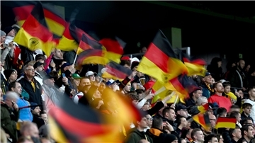 Fans feuern die deutsche Mannschaft an: Besonders gefragt sind vor der Heim-EM Fanartikel.