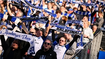 Fans jubeln den Frauen des HSV zu. (Archiv)