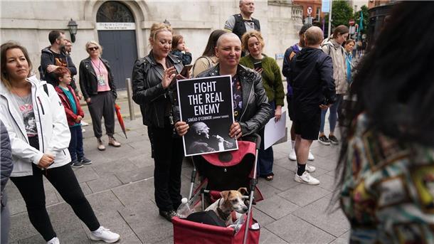 Gedenken an Sinéad O’Connor in Dublin Fans singen zum Gedenken an die verstorbene Sängerin Sinead O’Connor in Dublin.