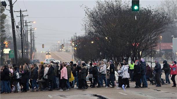 Öffentliche Trauerfeier für Lisa Marie Presley in Graceland Fans überqueren auf dem Weg zum Graceland-Anwesen den Elvis Presley Boulevard in Memphis.