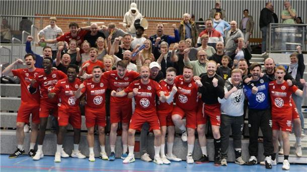 Zevener Handballer gewinnen in Himmelpforten und steigen in die Landesliga auf Fans und Spieler feiern nach der Schlusssirene gemeinsam die Meisterschaft und den Aufstieg in die Landesliga.
