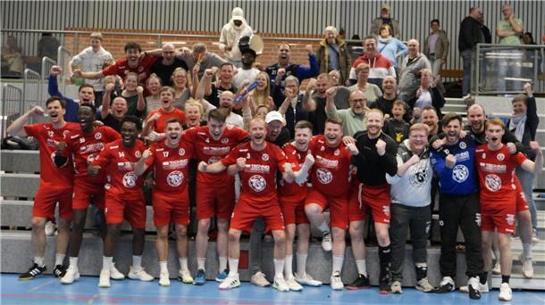 Fans und Spieler feiern nach der Schlusssirene in Himmelpforten gemeinsam die Meisterschaft und den Aufstieg in die Landesliga.